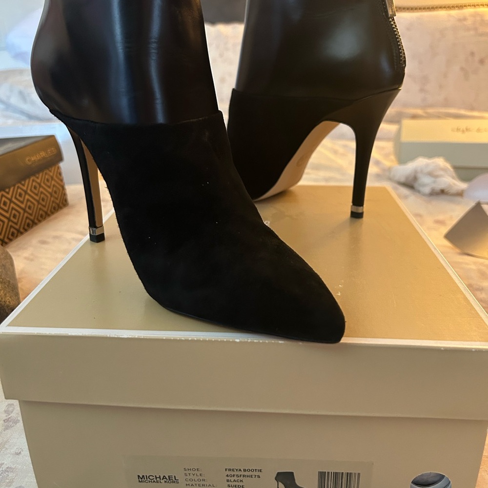 *NEW* Michael Kors Sleek Black Heeled Boots